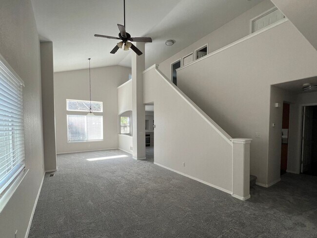 Building Photo - Spacious 4 Bedroom House in Firestone Avilable August!