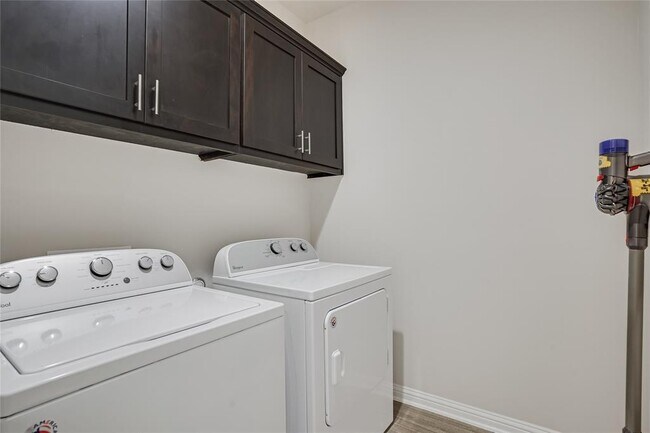 Building Photo - 13800 Lyndhurst St