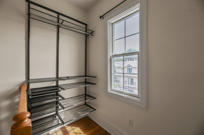 Building Photo - 5 Grand St