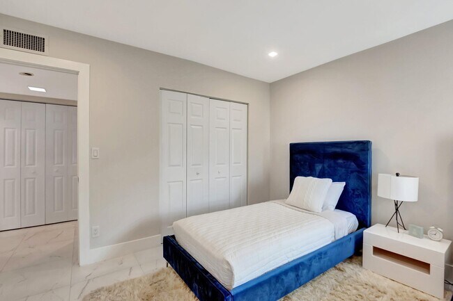 Building Photo - 7369 Orangewood Ln