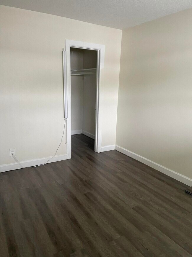 Building Photo - 1500 Crescent Cir