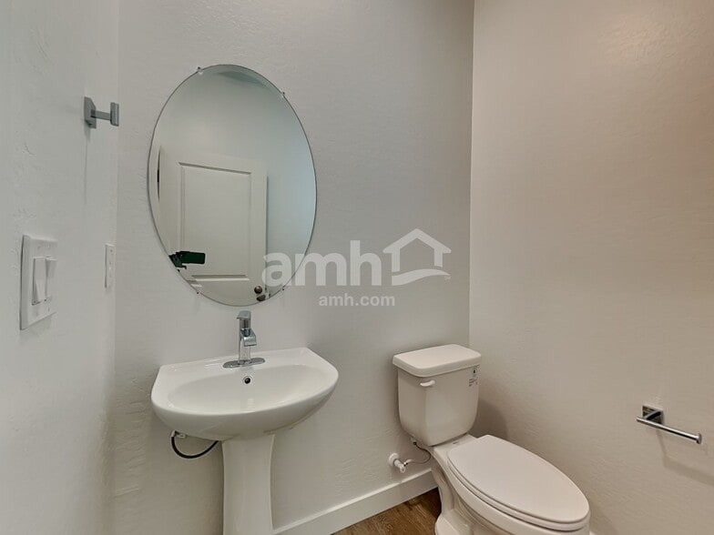 Building Photo - 9717 W Tamarisk Ave