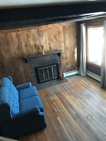 Small living Room - 2 Kay St