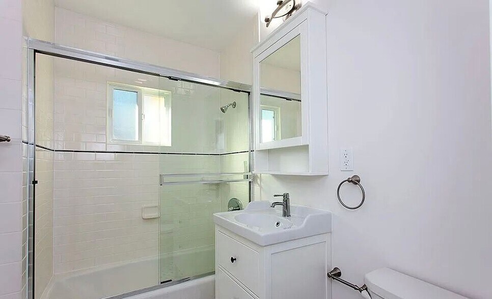 Building Photo - 2001 Linda Rosa Ct