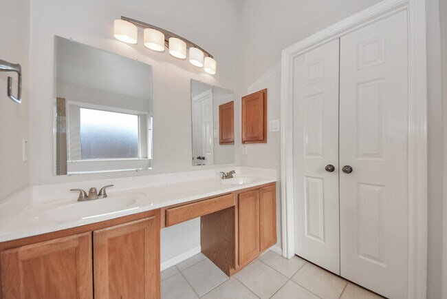 Building Photo - 8719 Sailing Dr