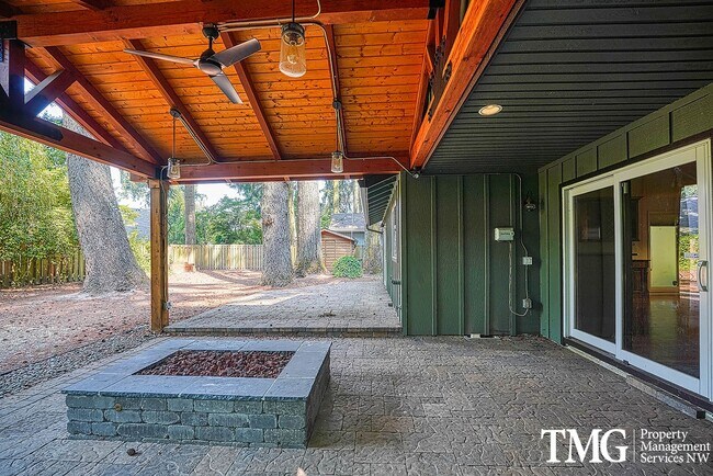 Building Photo - 3841 SE Madsen Ct