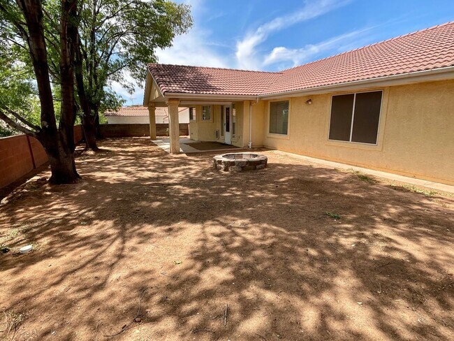 Building Photo - Updated and Pet Friendly Three Bedroom Home