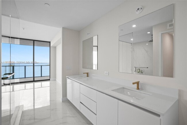 Building Photo - 700 NE 24th St