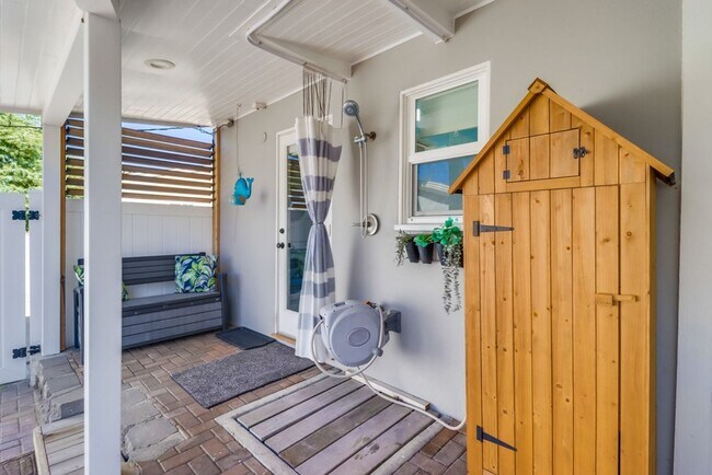 Building Photo - ***VACATION HOME AVAILABLE FROM FEBRUARY 1ST- OCTOBER 31ST*** MONTH TO MONTH