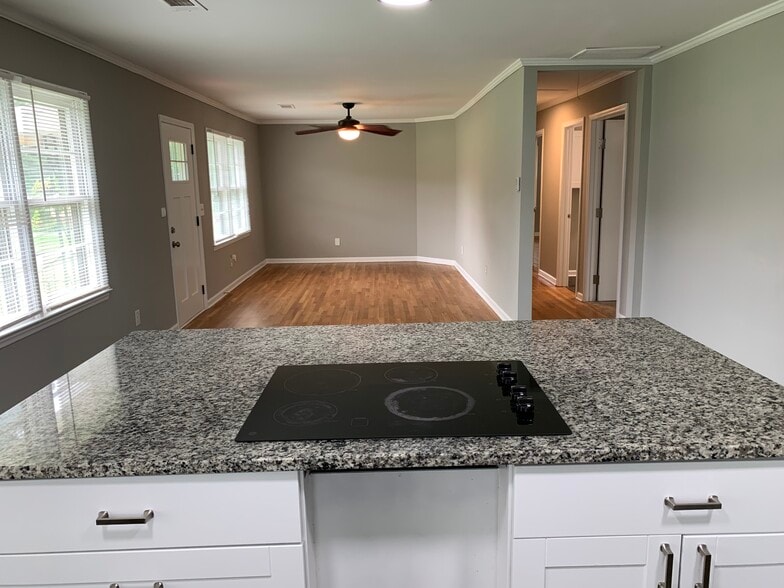 Building Photo - 137 Baker St