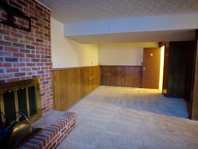 Building Photo - Spacious 3BR Bi-Level Home with 2-Car Garage in Reynoldsburg – $1,850/mo