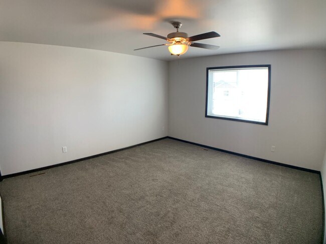 Building Photo - 3 Bed 3 Bath Single Family Home