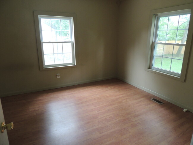 Building Photo - 2 Bed, 1 Bath house w/ large level yard an...