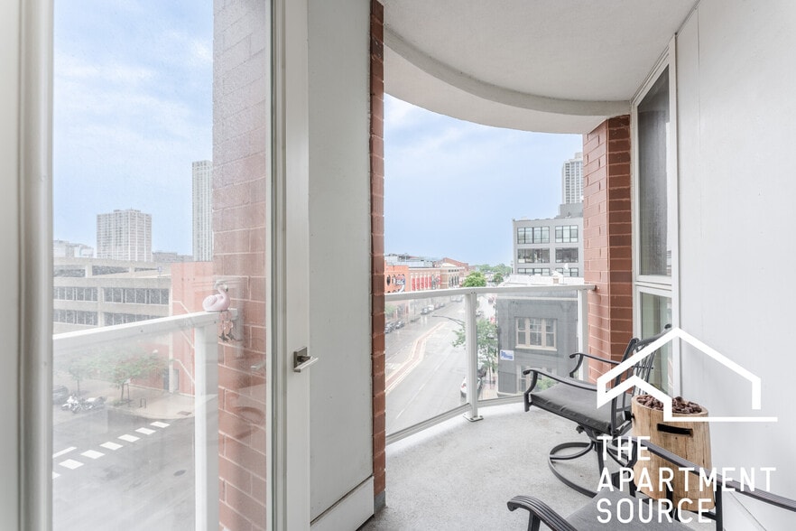 Building Photo - 301 W North Ave