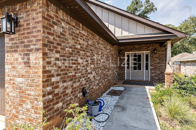 Building Photo - Modern Comfort Meets Luxury Living in Mobile