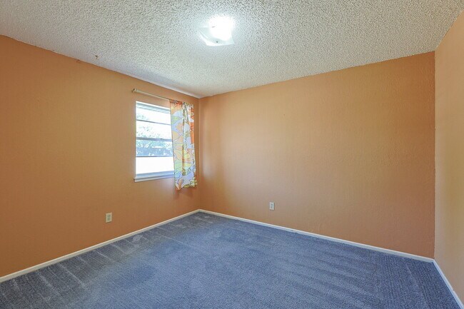 Building Photo - Spacious 3/2/2 near McCullough Park