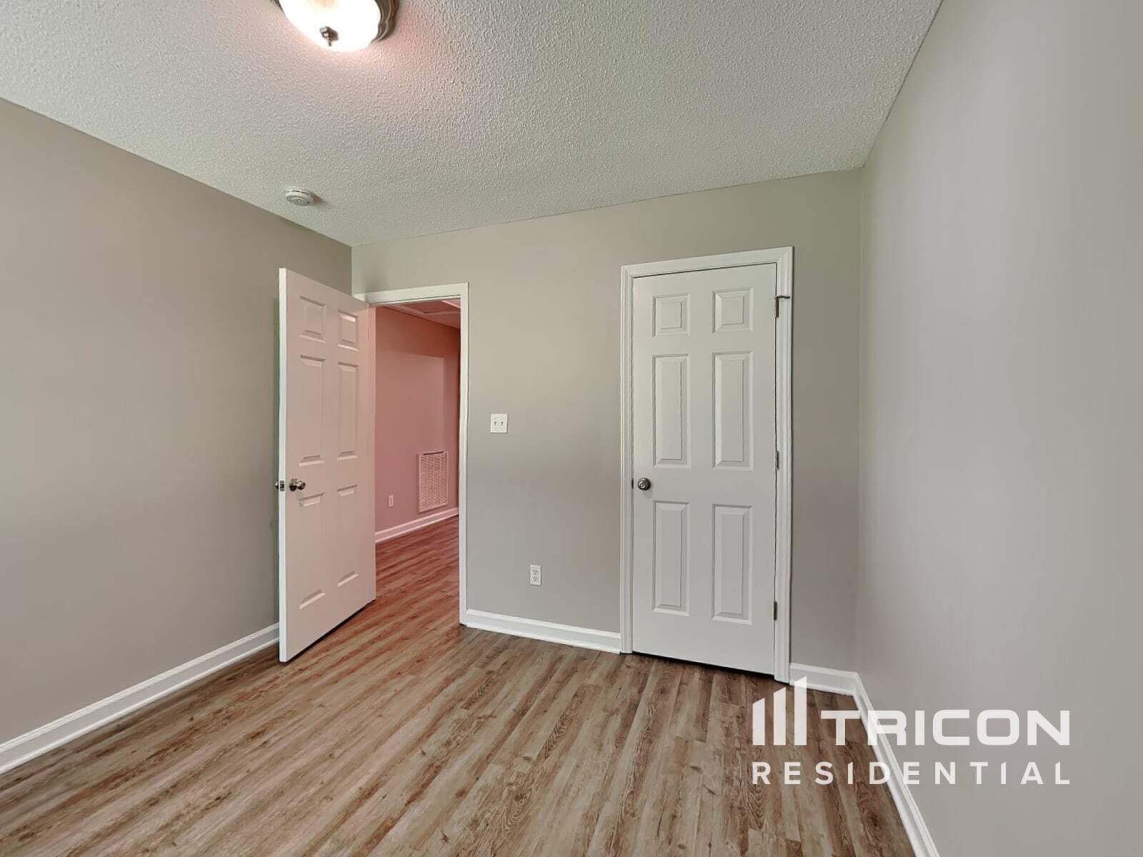 Building Photo - 2112 McKinnon Dr