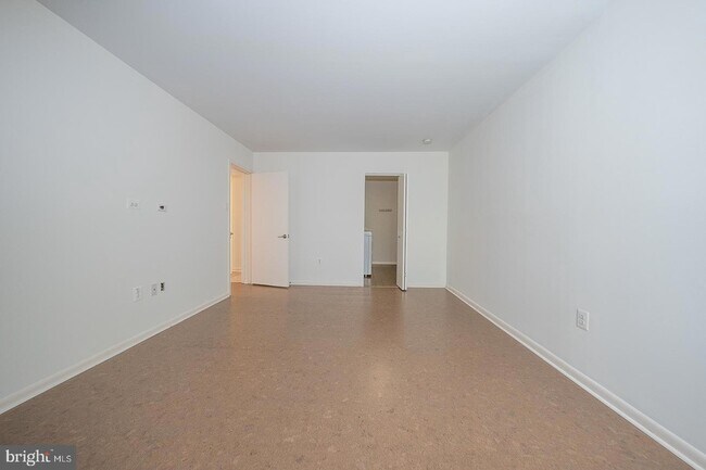 Building Photo - 1640 Oakwood Dr
