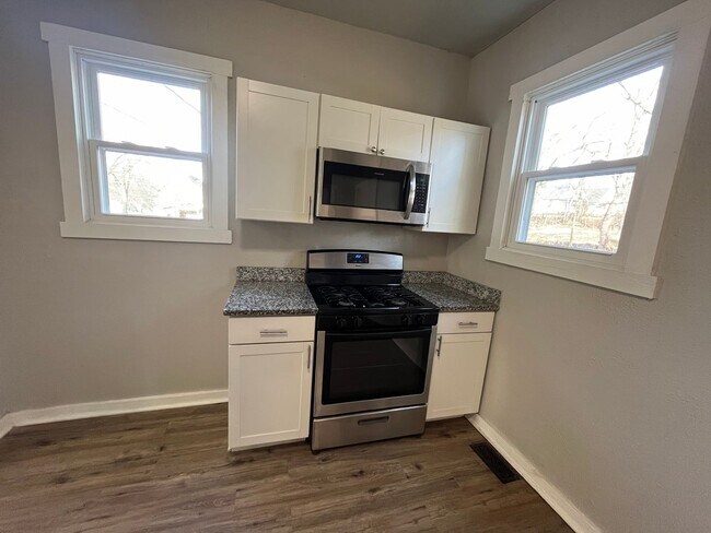 Building Photo - Updated 3bed 2bath