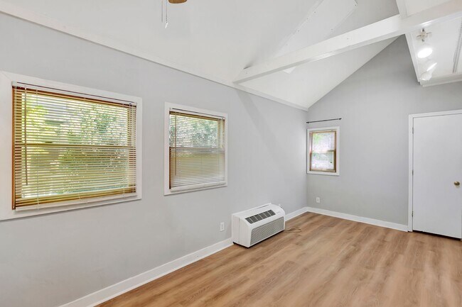 Building Photo - Prime Location Near Ravenel Bridge & Charl...