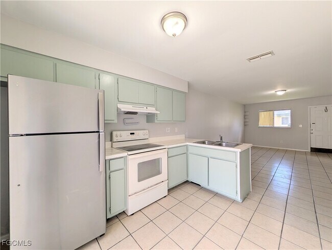 Building Photo - 427 NE Pine Island Ln