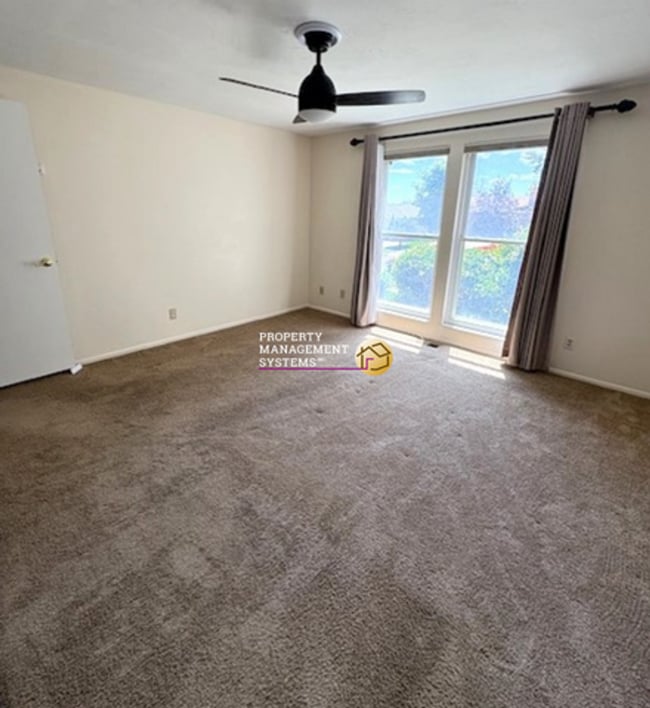 Building Photo - 4 Bedroom / 3 Bath Home in Sandy!
