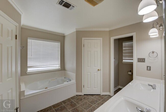 Building Photo - 5806 Hollyhock Ln