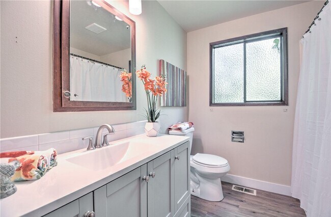 Building Photo - Desirable west side location! 2 bed/ 1.75 bath. Olympia school district
