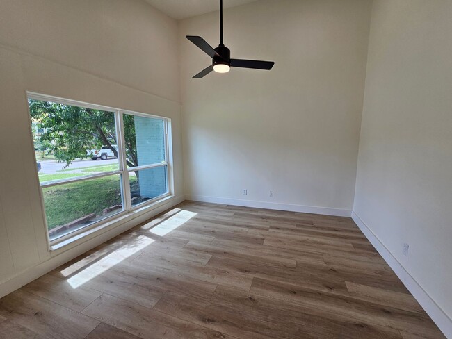 Building Photo - 1727 R Avenue