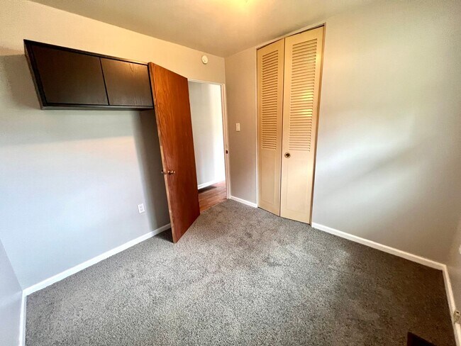 Building Photo - 3 Bed 2 Bath- Hopewell Township Pa!