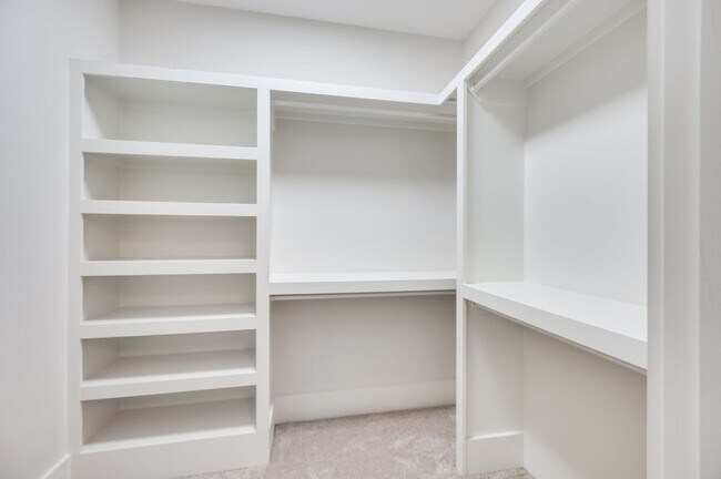Building Photo - Stunning 4BE/3.5BA home in the heart of Green Hills!