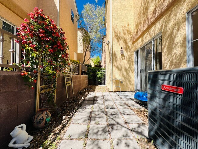 Building Photo - Charming 3-Bedroom Home in a Vibrant Commu...