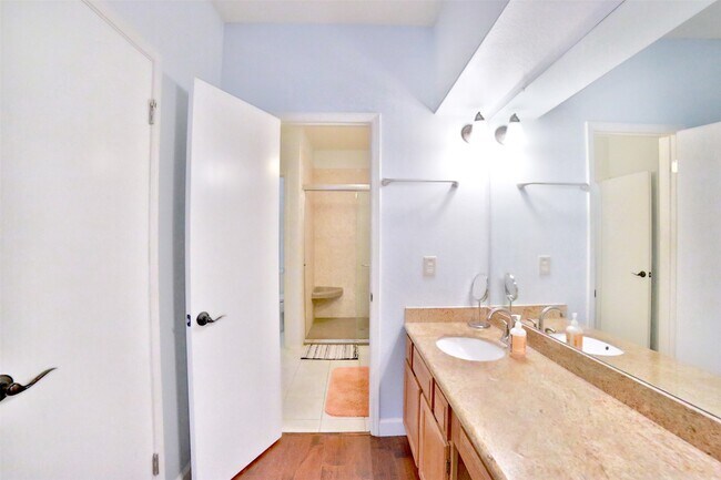 Building Photo - 532 Wilcrest Dr