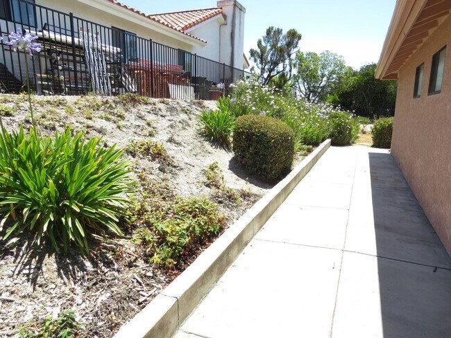 Building Photo - Fabulous Find!