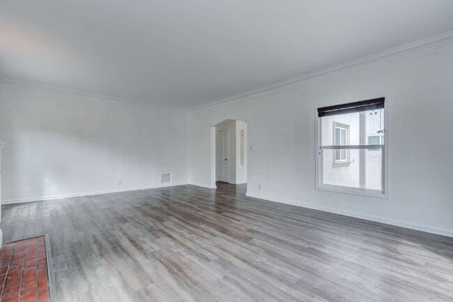 Building Photo - Stylishly Renovated Retro Duplex in the He...