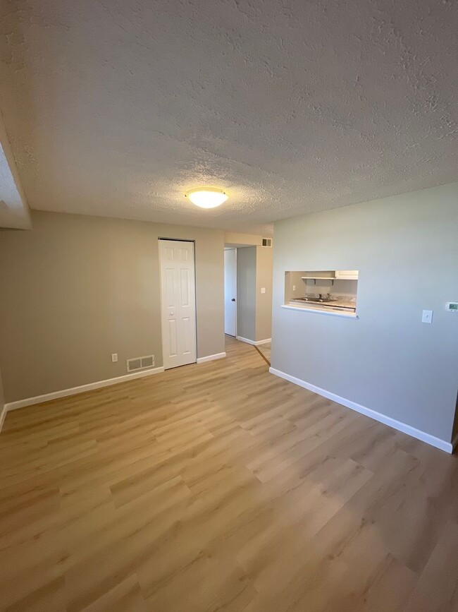 Building Photo - Main floor 2 bed 1 bath updated condo in C...