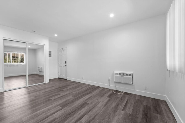 Building Photo - 1240 W 29th St