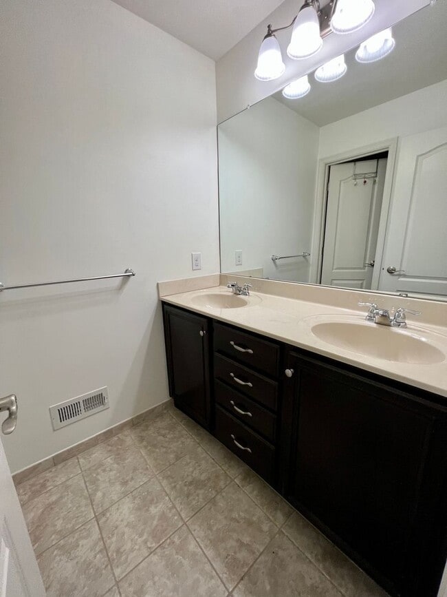 Building Photo - Luxurious 4-Bedroom Corner Townhome in Newtown Square! Available mid-April!