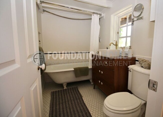 Building Photo - 47 Woodside Ln