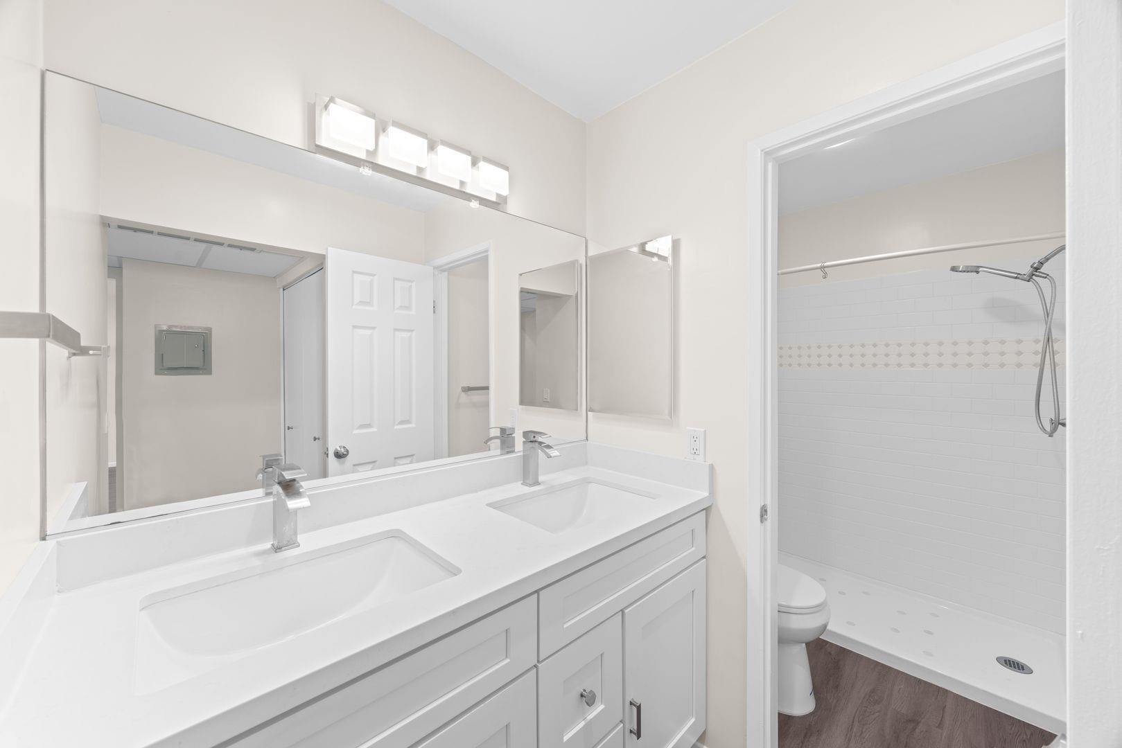 Building Photo - Resort-Style 2-Bed, 2-Bath Condo with Lake...