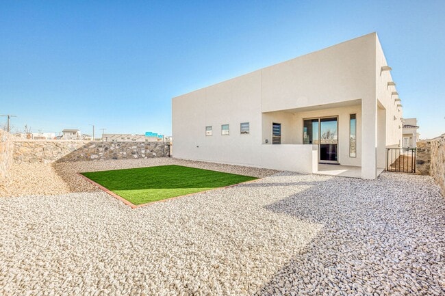 Building Photo - Beautiful East side House 4 bed-2.5 baths, part of The Overlook Casa Club that includes Swimming ...
