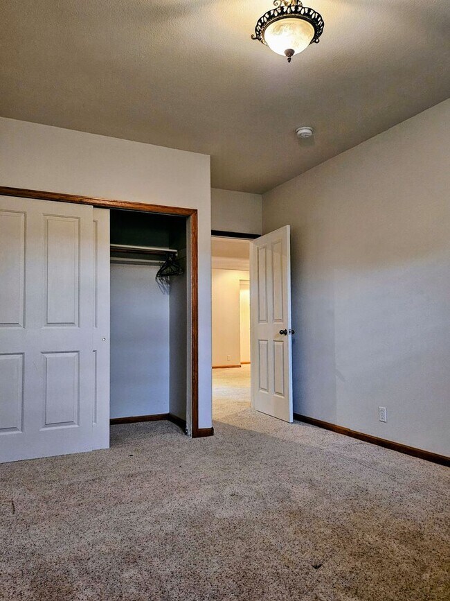 Building Photo - ALL PROSPECTIVE TENANTS MUST SUBMIT A $58 ...