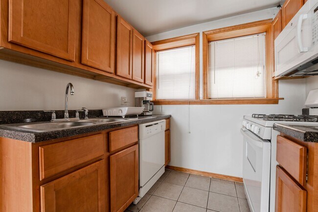 Building Photo - Lincoln Square / Ravenswood - 2 Bed / 1 Ba...