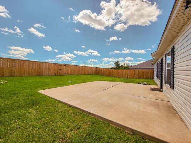 Building Photo - 3 bed, 2 bath home in Shawnee!