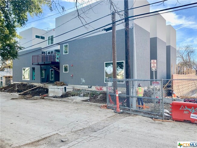 Building Photo - 136/140 S Fredericksburg St