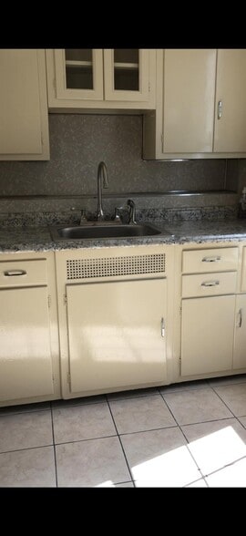 Building Photo - 119 Bremond St