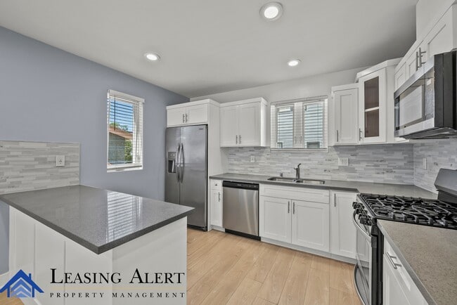 Building Photo - 1957 Vista Del Mar Ave