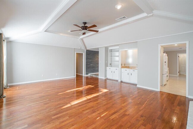 Building Photo - 19 Lancelot Ln