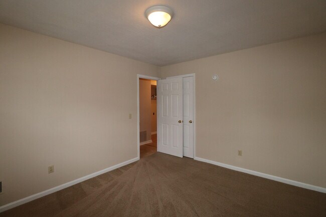 Building Photo - 238 Lakeview Dr