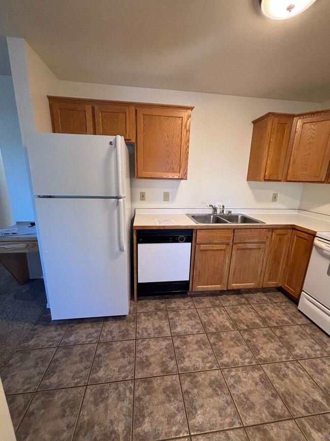 Building Photo - Great location for MSU and downtown.